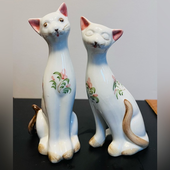 Two Cat Figurines by Andrea by Sadek Porcelain White With Flowers - Picture 3 of 15